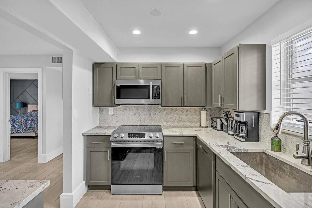 One Bedroom Steps Away From The Beach! Sunny Isles Beach Eksteriør bilde