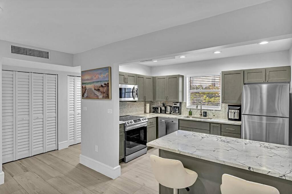 One Bedroom Steps Away From The Beach! Sunny Isles Beach Eksteriør bilde